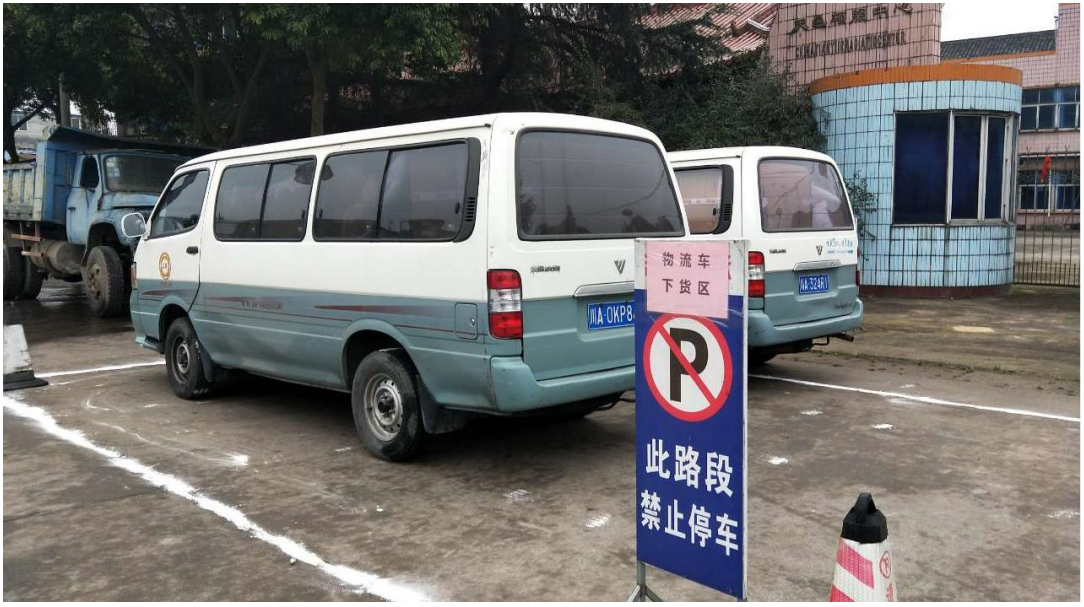 Foreign vehicles load and unload cargo in designated areas outside the factory Foreign vehicles load and unload cargo in designated areas outside the factory